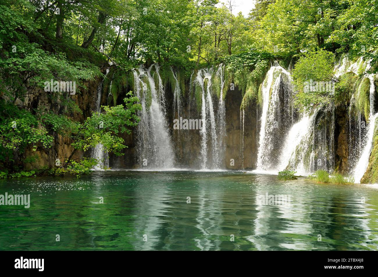 Vista cercana de las hermosas cascadas en el Parque Nacional de Plitvice, Croacia Foto de stock