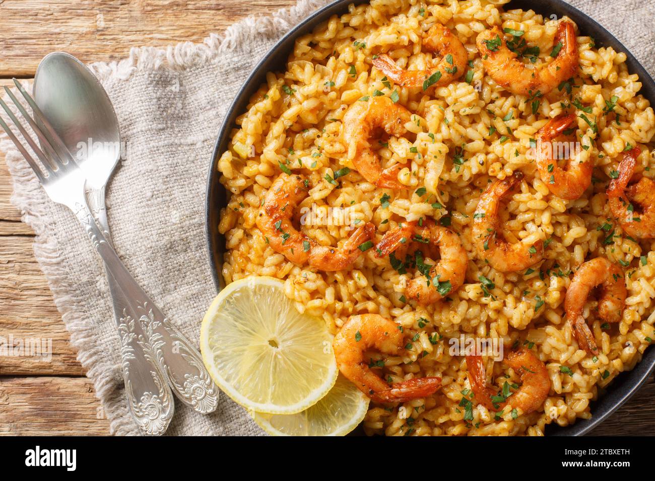 El risotto de camarón se hace con arroz arborio fragante salteado en