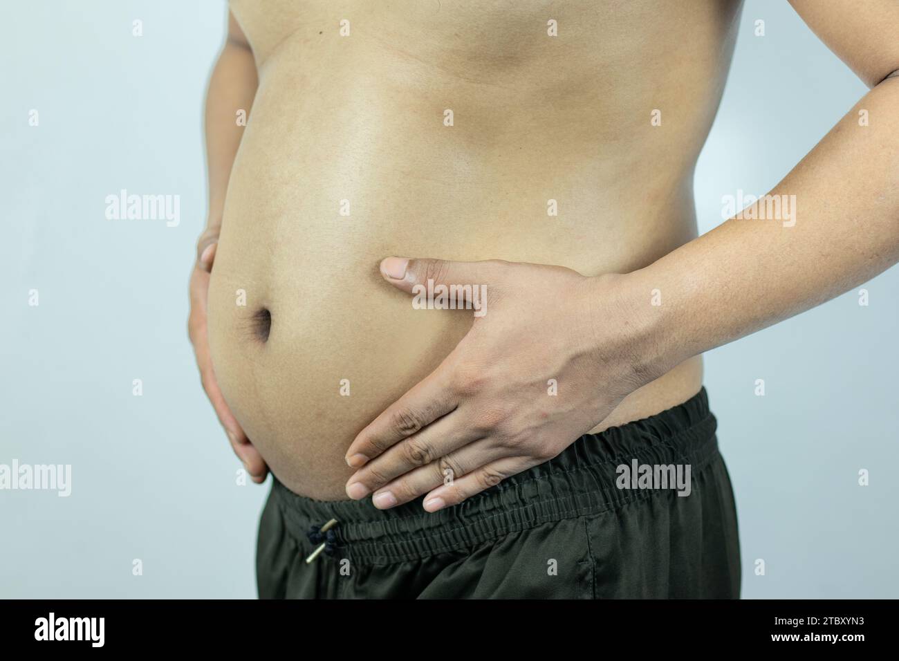 Hombres con vientres o grasa del vientre. Primer plano de las partes del cuerpo Foto de stock