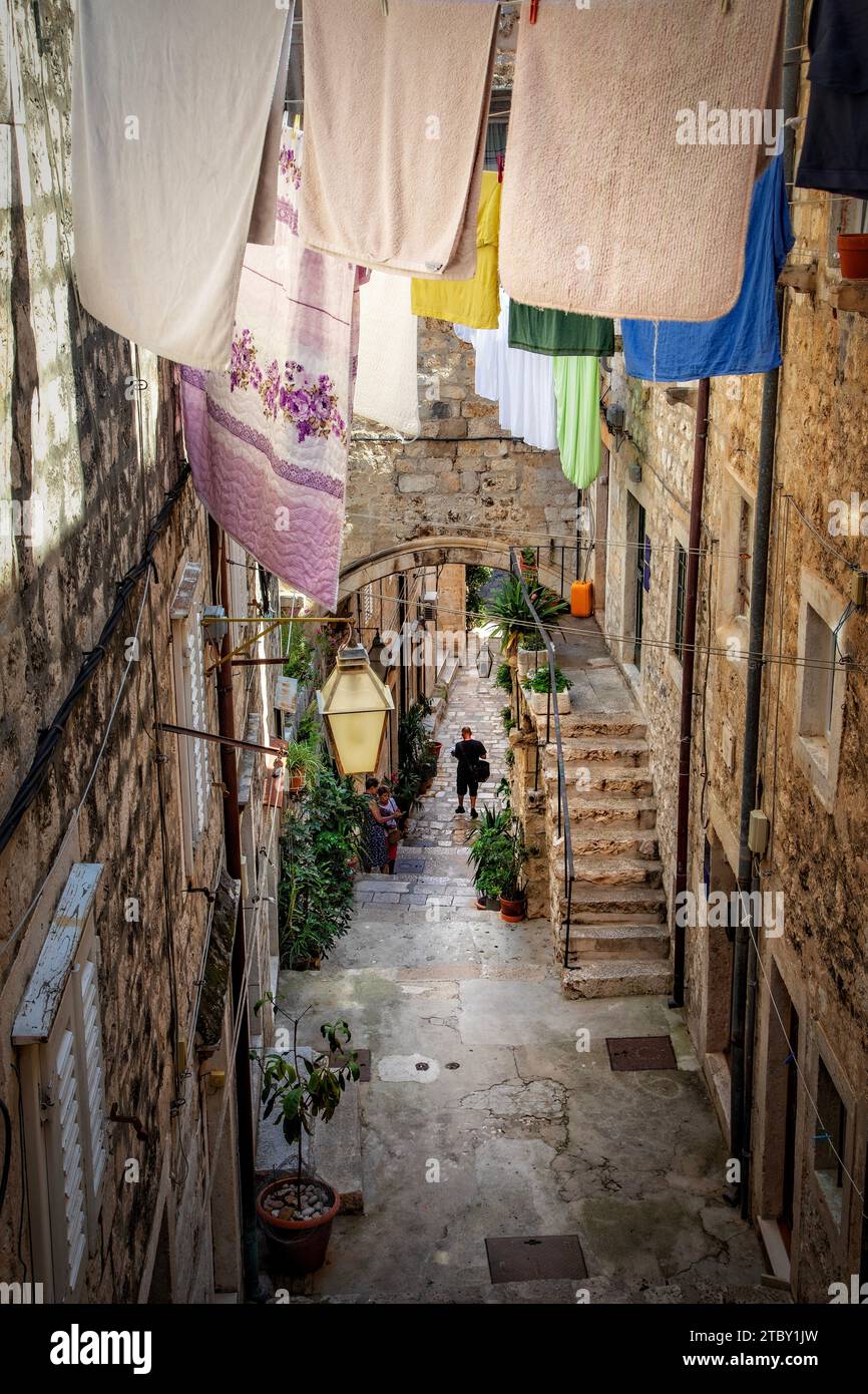 Un viejo y tranquilo backstreet en Dubrovnik, Croacia lejos de los turistas. Foto de stock