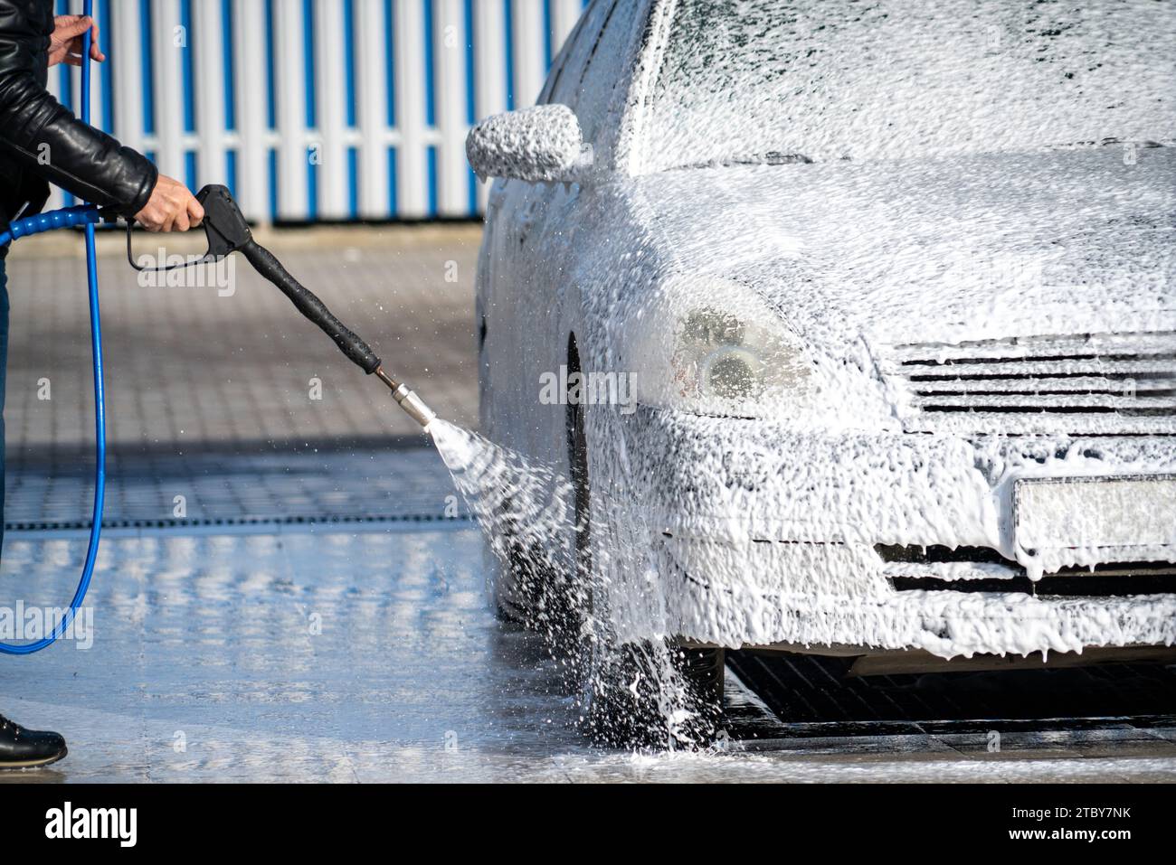 Coche de limpieza con espuma activa lavado de autos de autoservicio