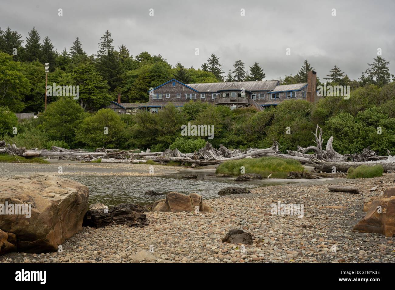 Kalaloch Lodge se encuentra en el acantilado con vistas a la playa Rocky Beach debajo en el Parque Nacional Olímpico Foto de stock