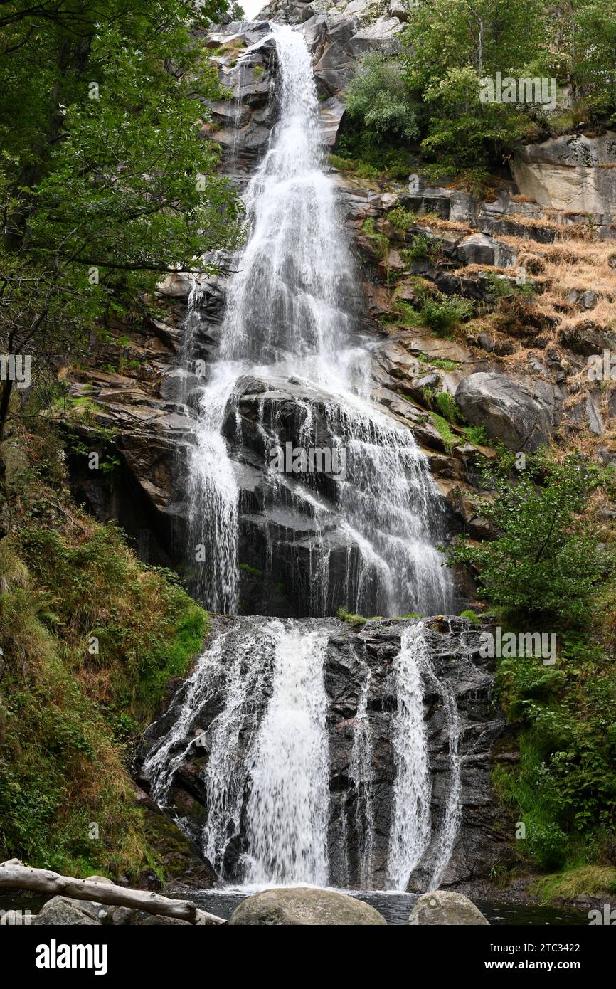 Hermosa cascada escarpada en el parque nacional de Cevennes Foto de stock