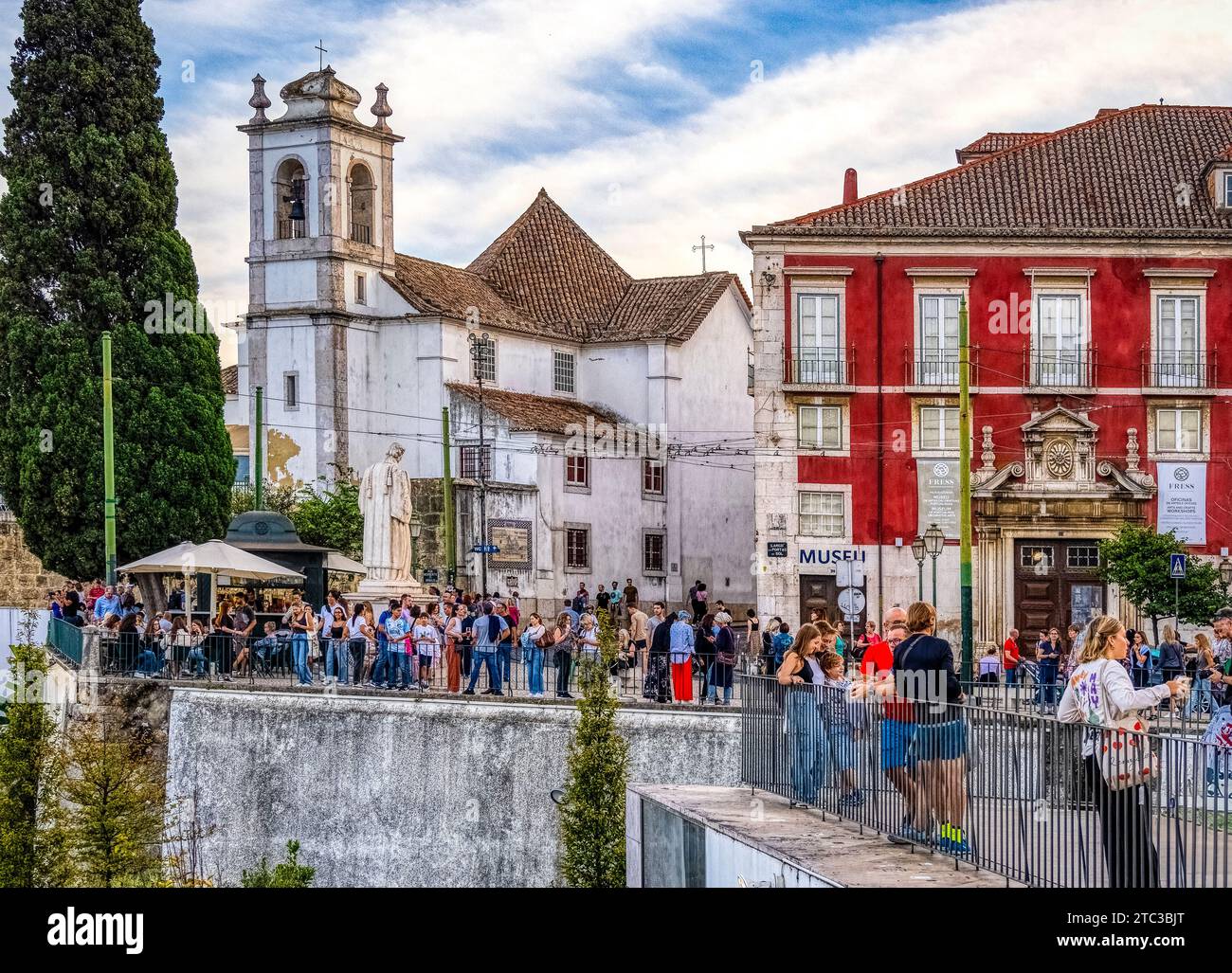 El mirador de Portas do Sol en el casco antiguo del distrito de Alfama de Lisboa Portugal Foto de stock