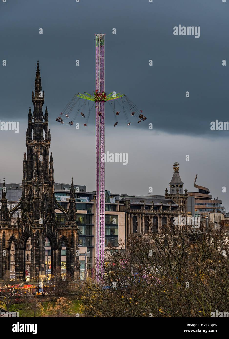 Flyer estrella del paseo de feria y monumento a Scott en el mercado de Navidad de Edimburgo, Escocia, Reino Unido Foto de stock