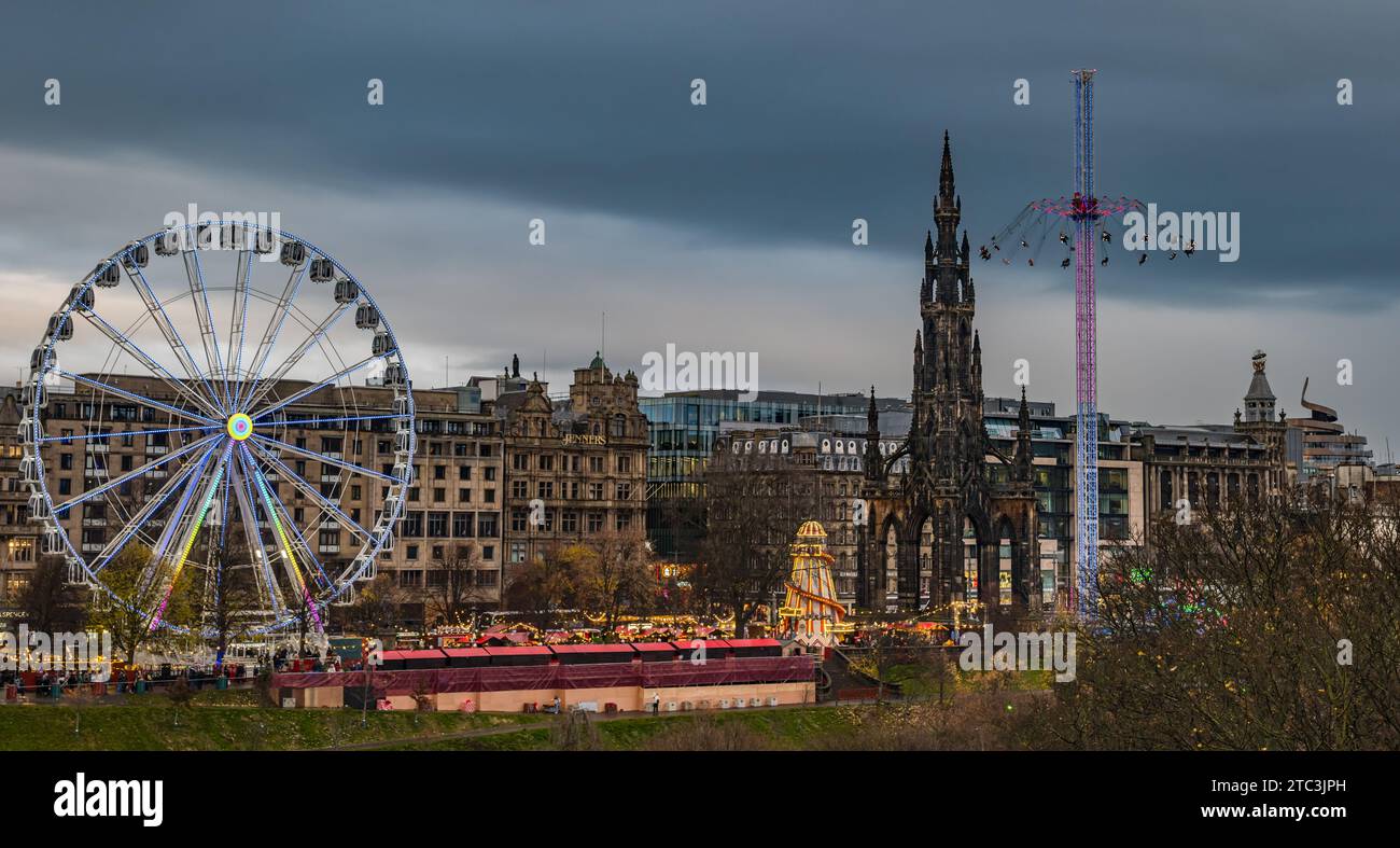 Vista de la gran rueda de ferris y los paseos del parque de atracciones de flyer estrella, mercado de Navidad de Edimburgo, Escocia, Reino Unido Foto de stock