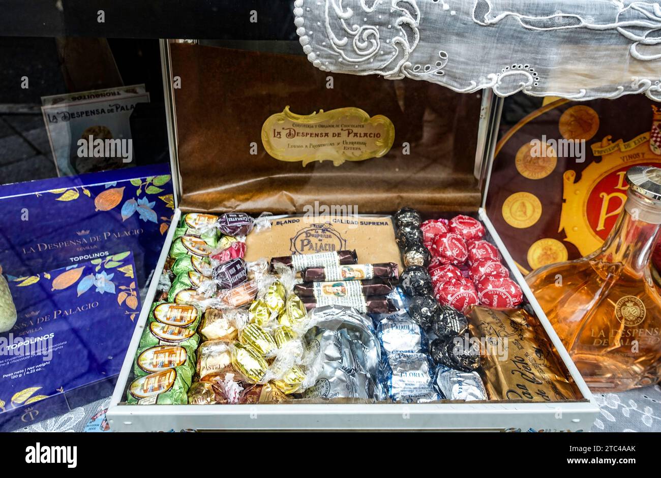 Una elegante muestra de dulces y dulces tradicionales variados en un paquete de regalo que se muestra en Despensa de Palacio, Sevilla, España. Foto de stock