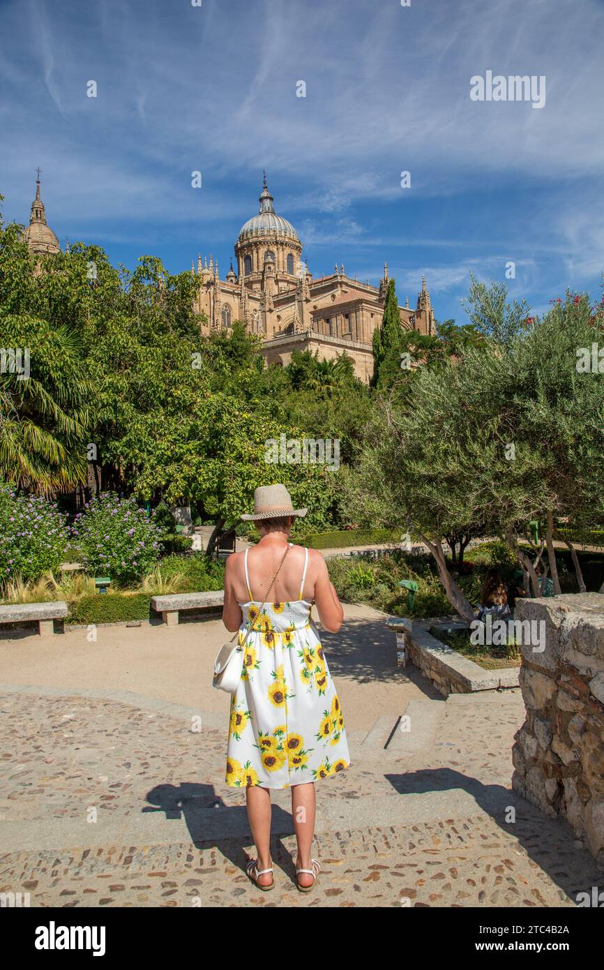 Mujer en los jardines del Huerto de Calixto y Melibea con vistas a la Catedral de la ciudad española de Salamanca España Foto de stock