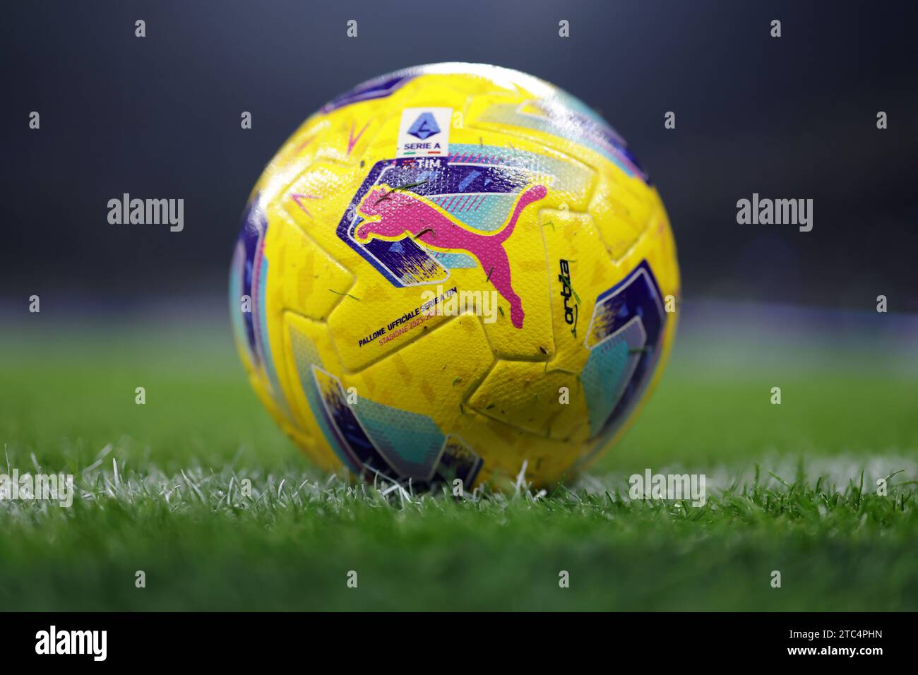 Pelota de la liga de fútbol puma fotografías e imágenes de alta resolución  - Alamy