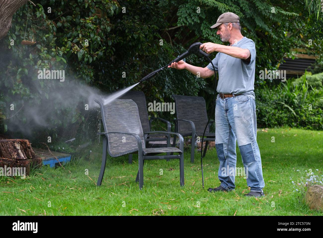 Limpieza de muebles de exterior utilizando un waterblaster listo para el verano Foto de stock