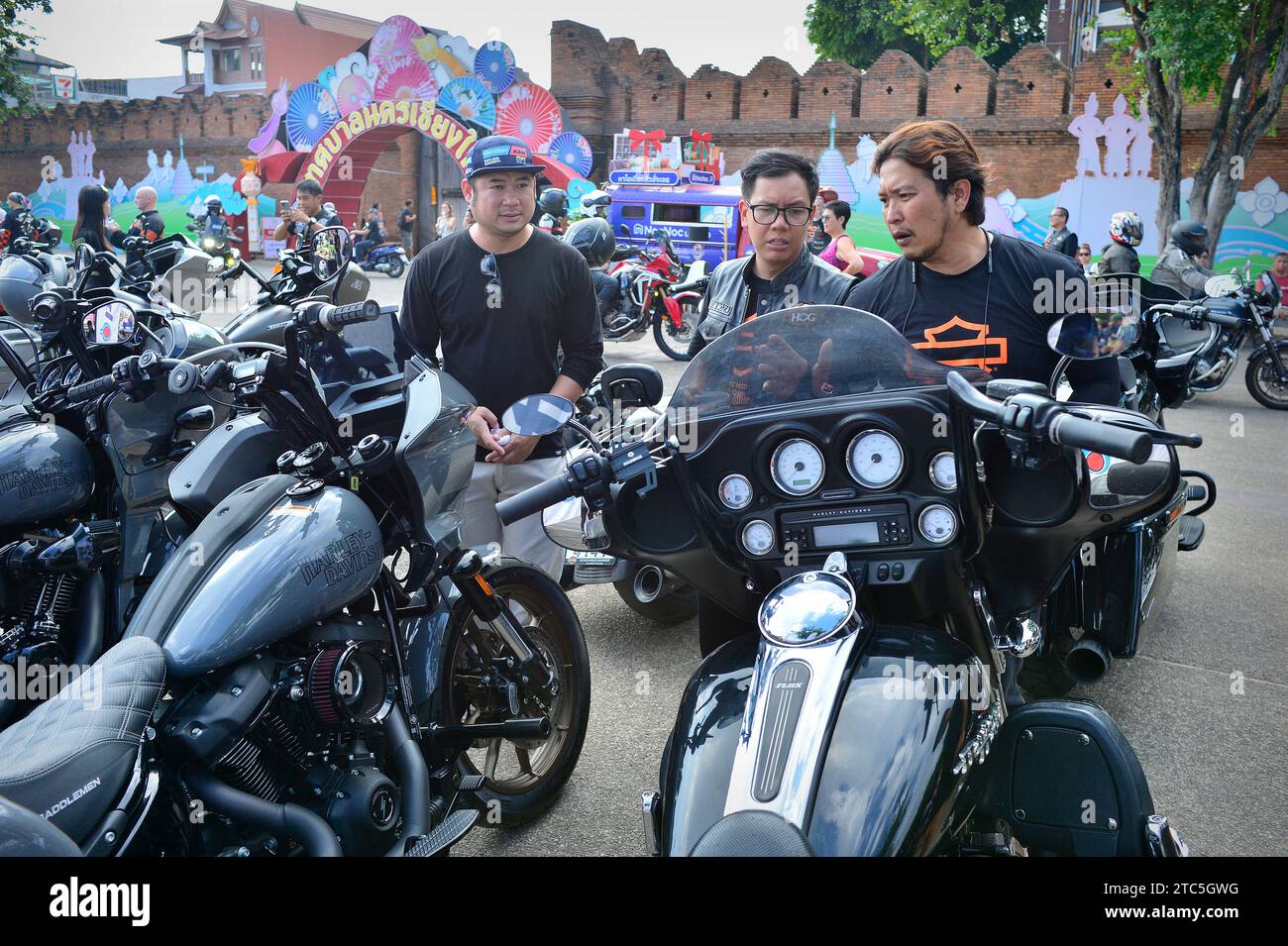 Harley-Davidson reuniendo Tha Phae Gate Chiang Mai Tailandia. Foto de stock