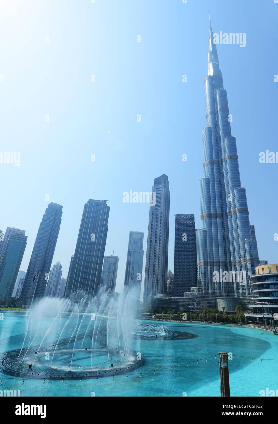 La Fuente de Dubai y el rascacielos Burj Khalifa en el centro de Dubai, Emiratos Árabes Unidos. Foto de stock