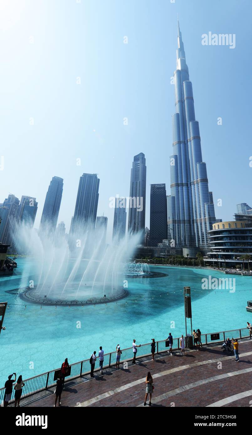La Fuente de Dubai y el rascacielos Burj Khalifa en el centro de Dubai, Emiratos Árabes Unidos. Foto de stock