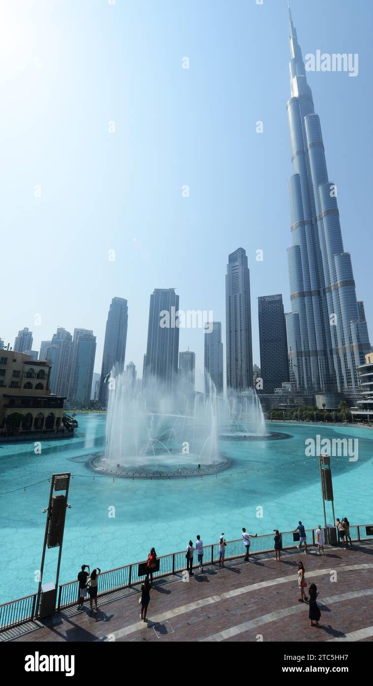 La Fuente de Dubai y el rascacielos Burj Khalifa en el centro de Dubai, Emiratos Árabes Unidos. Foto de stock
