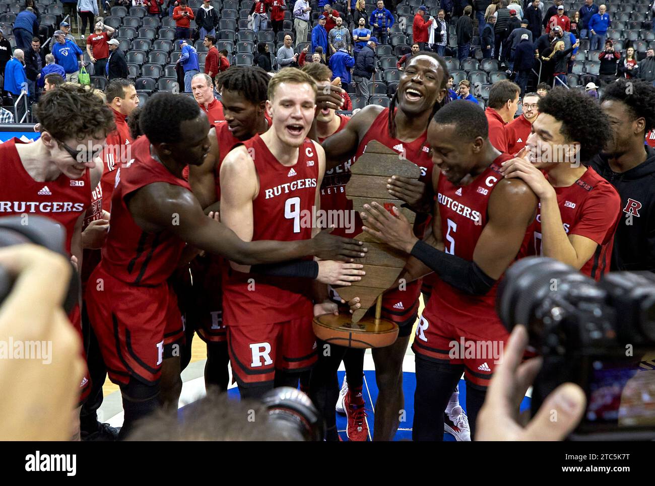 Los Rutgers Scarlet Knights con el trofeo Garden State Hardwood Classic