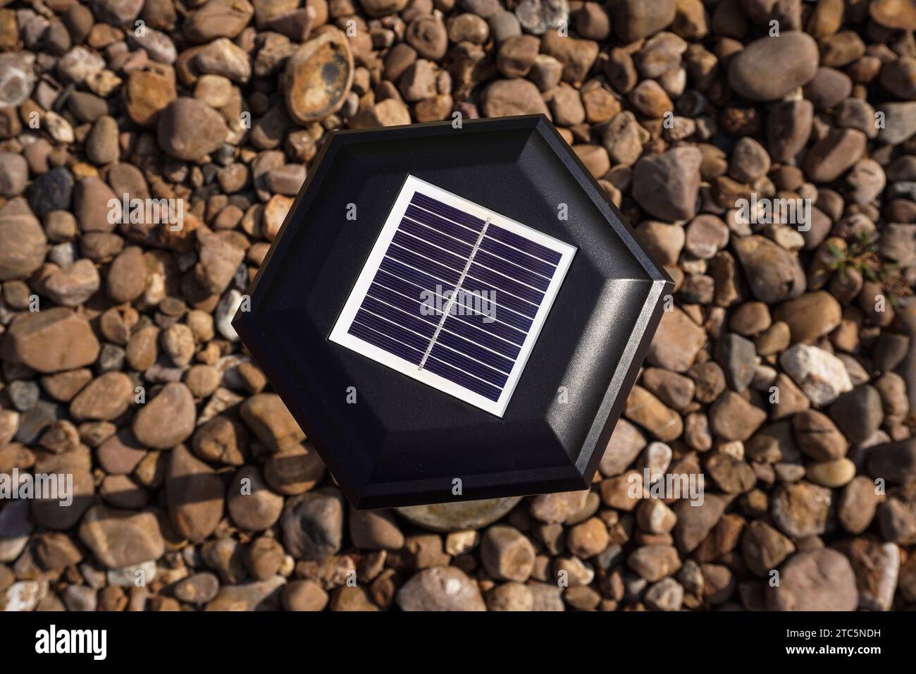 Pequeños Paneles Solares Instalados En Postes Al Aire Libre En Un Día  Soleado. Mini Panel Solar Para Foco De Plomo En El Jardín Foto de archivo -  Imagen de solar, equipo: 229755488