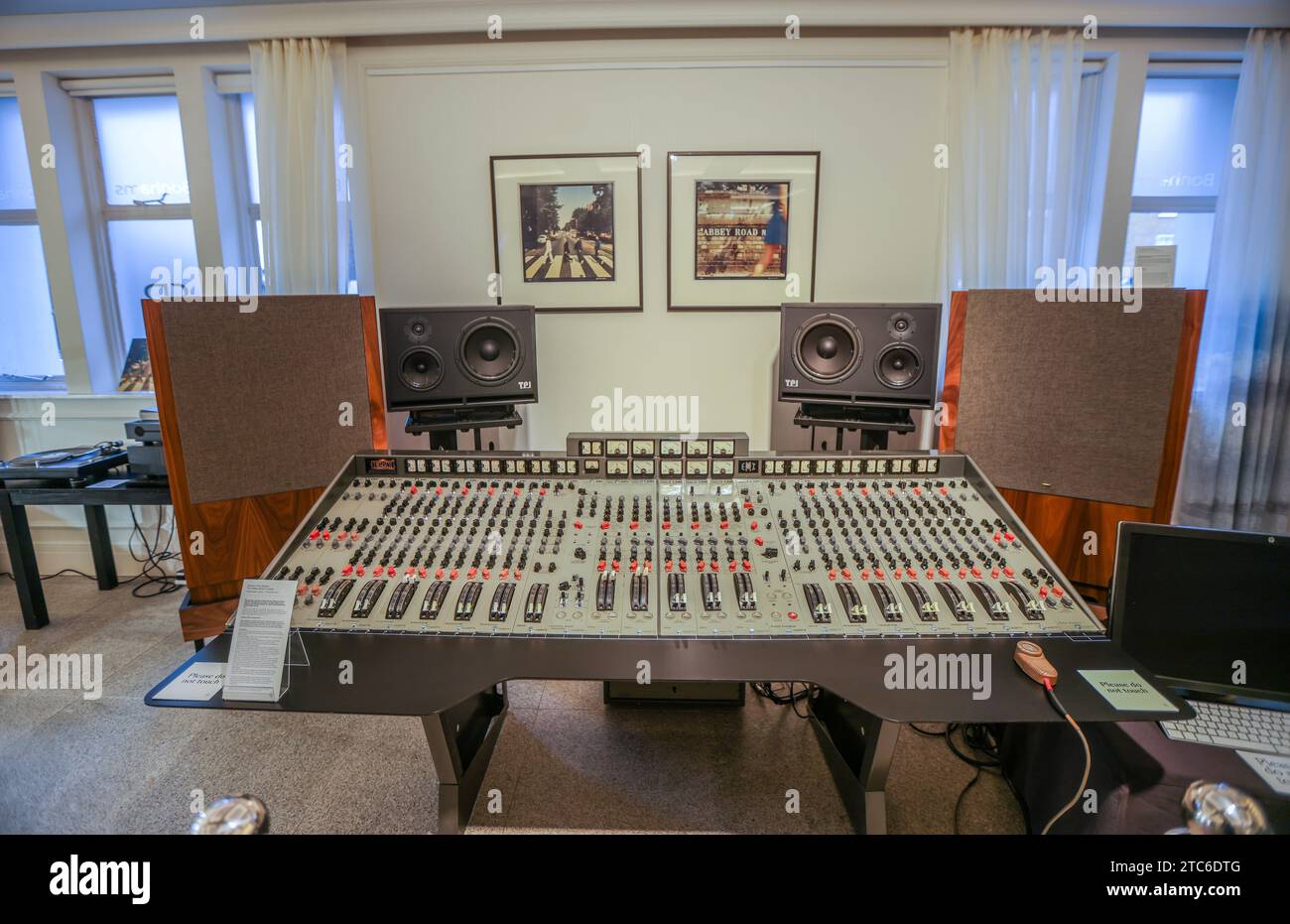 Bonhams Knightsbridge, Londres 11 dic 2023 La consola de grabación EMI TG12345 Mk I utilizada por los Beatles en los estudios Abbey Road para grabar su álbum innovador 'Abbey Road' estimado a petición. Subasta el jueves 14 de diciembre en Bonhams Knightsbridge, Londres. Crédito: Paul Quezada-Neiman/Alamy Live News Foto de stock