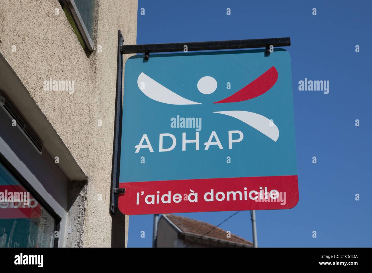 Burdeos , Francia - 11 20 2023 : ADHAP marca de logotipo de fachada y signo de texto de una empresa francesa de asistencia personal Foto de stock