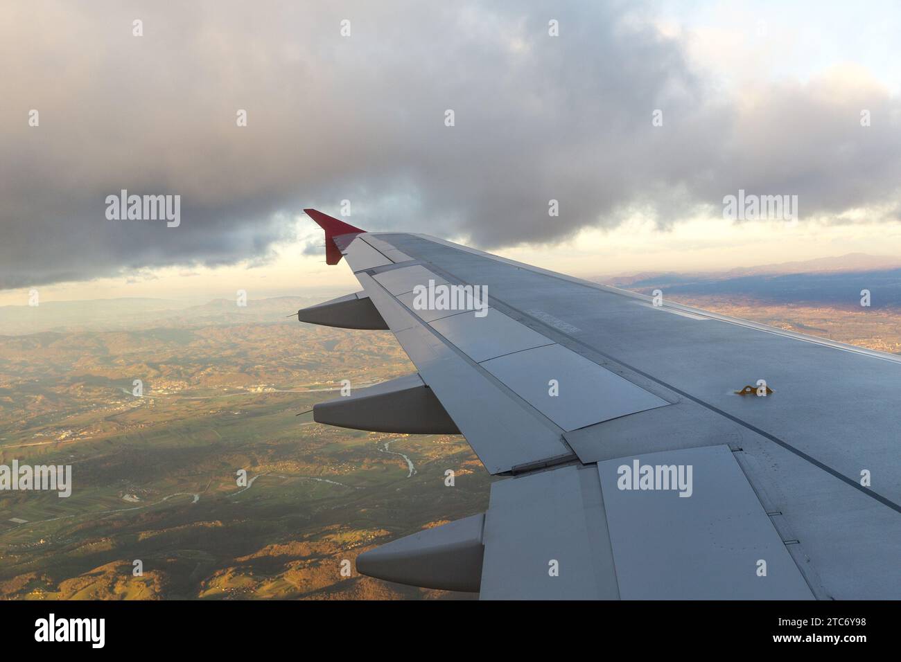 Ala de avión durante el vuelo Foto de stock