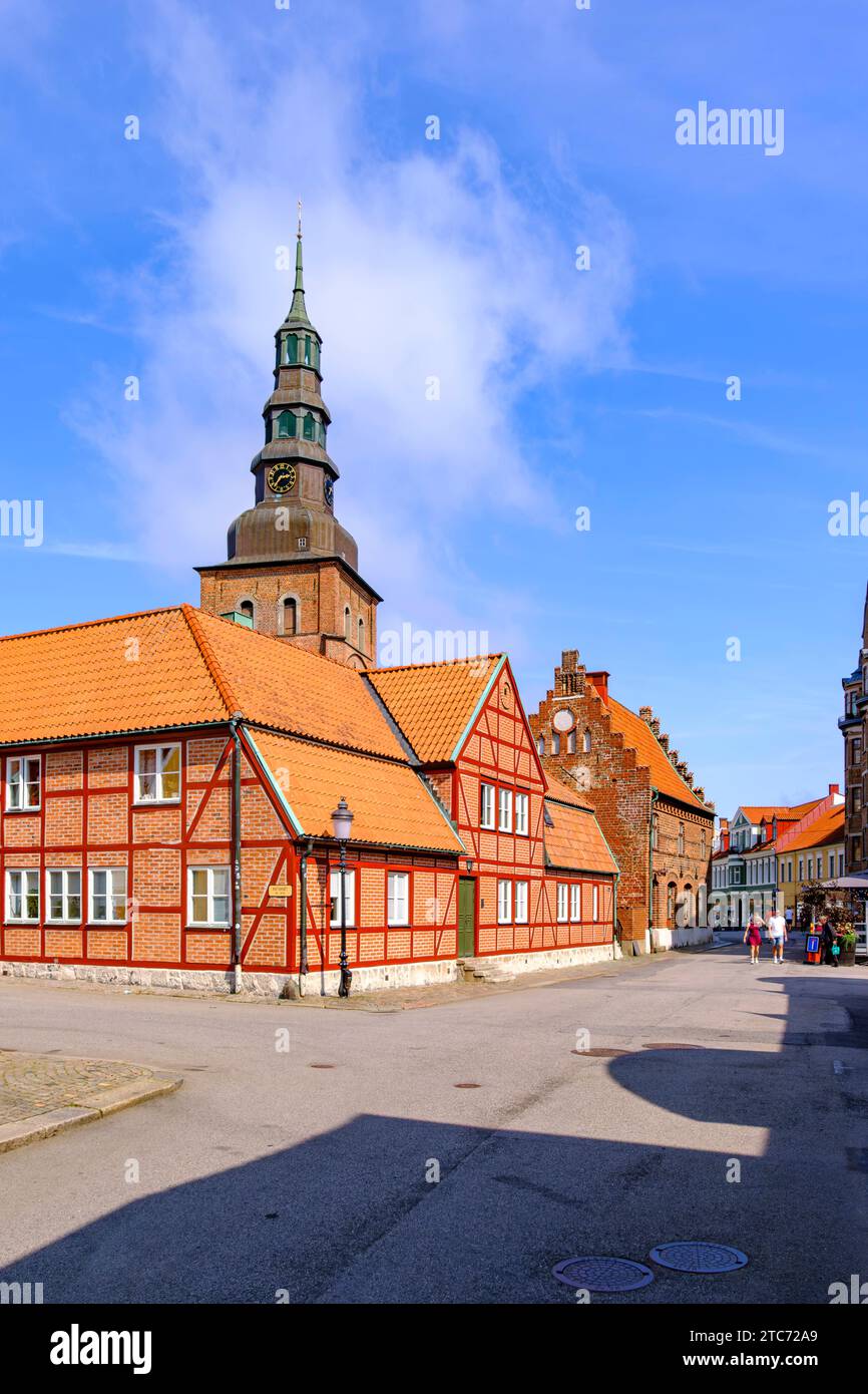 Ystad, Skane län, Schweden Malerische Alltagsszene am Mattorget hinter der Sankt-Marien-Kirche von Ystad, Schonen, Skane län, Schweden, eine beliebte Pilgerstätte für fans der literarischen Figur Kurt Wallander, 19. Agosto de 2023. Crédito: Imago/Alamy Live News Foto de stock