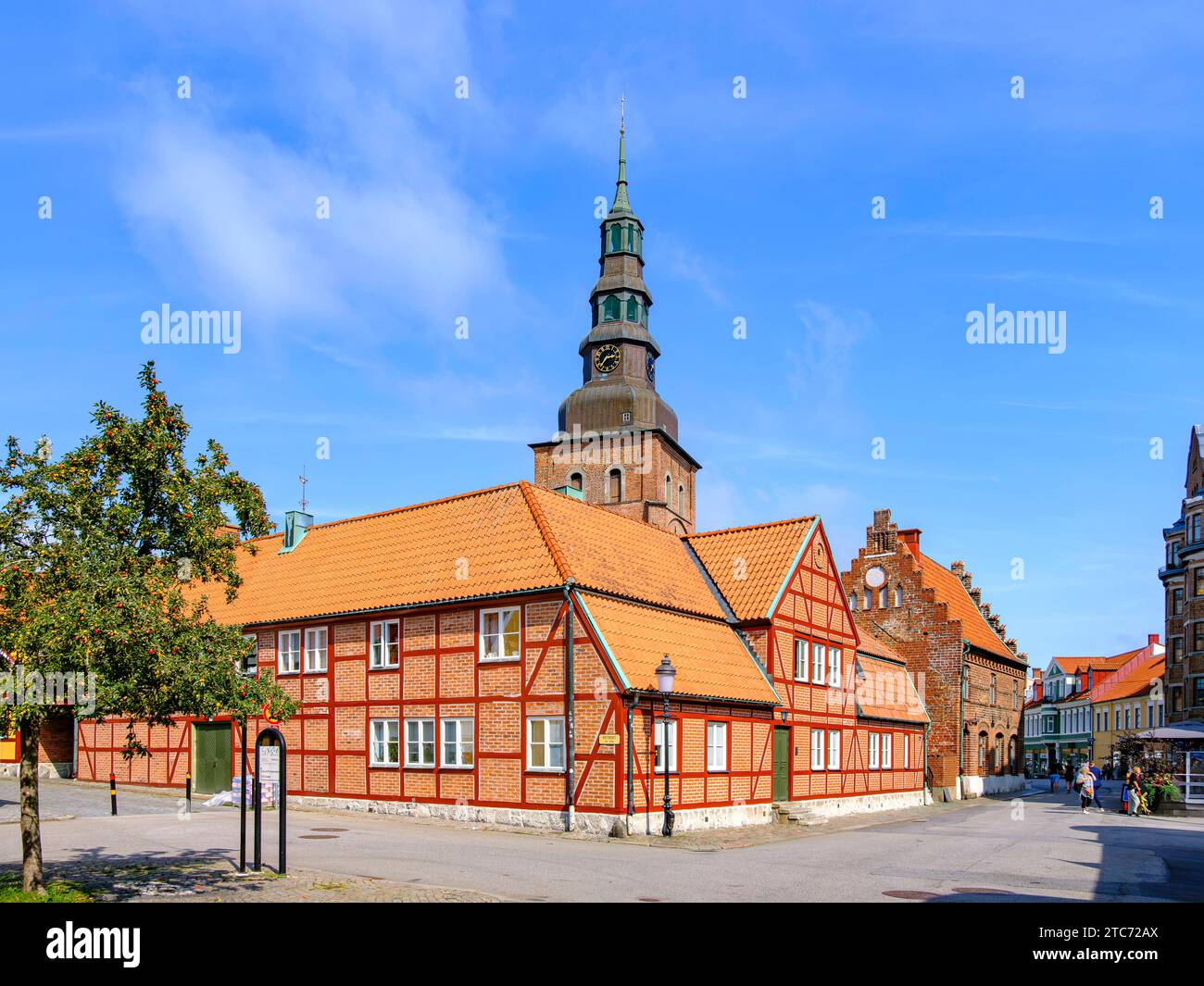 Ystad, Skane län, Schweden Malerische Alltagsszene am Mattorget hinter der Sankt-Marien-Kirche von Ystad, Schonen, Skane län, Schweden, eine beliebte Pilgerstätte für fans der literarischen Figur Kurt Wallander, 19. Agosto de 2023. Crédito: Imago/Alamy Live News Foto de stock