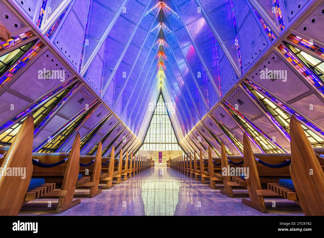 COLORADO SPRINGS, COLORADO - 9 DE MARZO de 2019: Interior de la Capilla Cadete de la Academia de la Fuerza Aérea de los Estados Unidos. Foto de stock