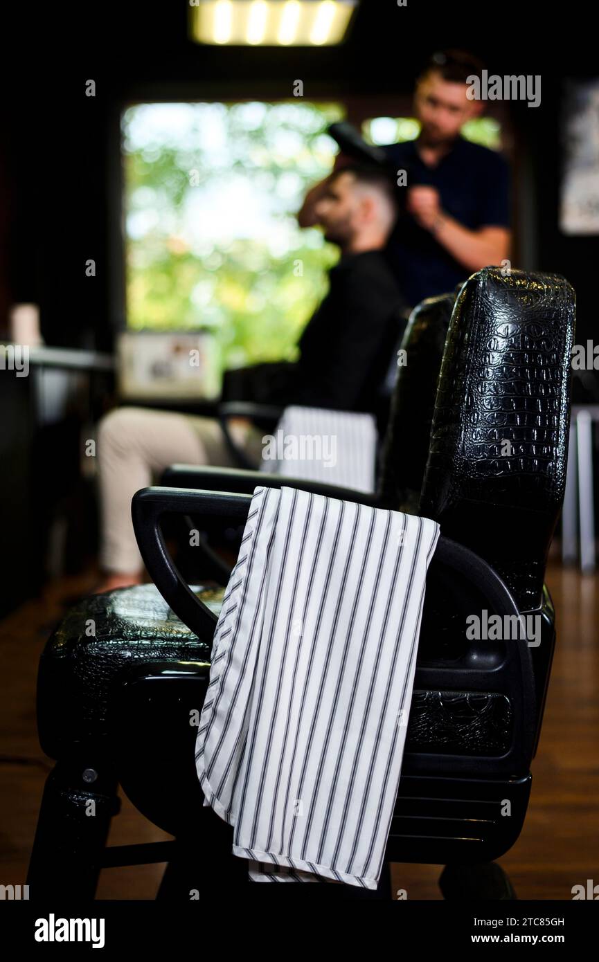 silla de salón de pelo con sillón de toalla Foto de stock