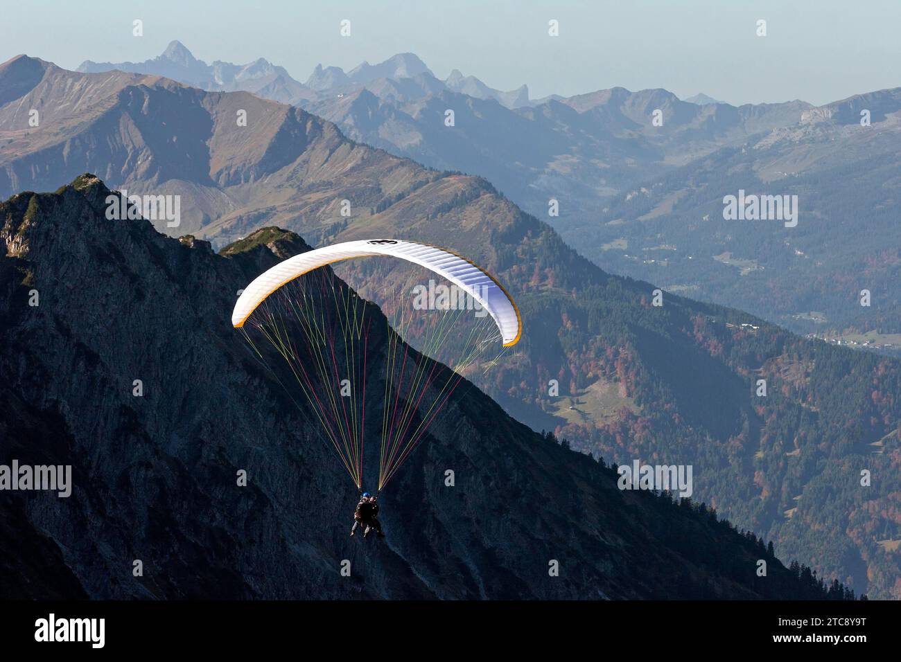 Parapentes en el Nebelhorn, cerca de Oberstdorf, Oberallgaeu, Baviera, Alemania Foto de stock