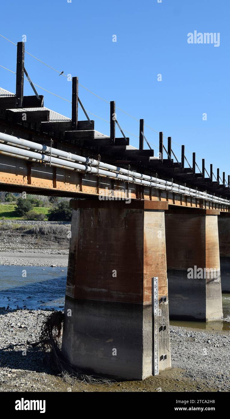 Medición del nivel de agua de Alameda Creek bajo caballete en Fremont, California Foto de stock