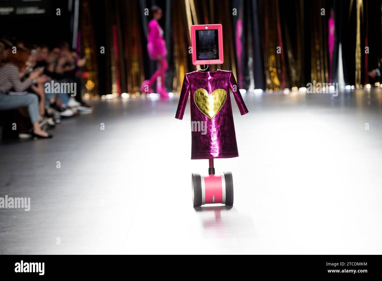 Madrid, 19/02/2016. Mbfw Mercedes Benz Semana de la Moda. Desfile de Agatha Ruiz de la Prada. Foto: De San Bernardo y Ángel por Antonio Archdc. Crédito: Álbum / Archivo ABC / Eduardo San Bernardo,Ángel de Antonio Foto de stock