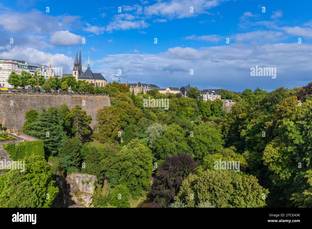 Ville-Haute, Luxemburgo: 01 de agosto de 2023; Murallas fortificadas en el Boulevard Franklin Delano Roosevelt con la catedral católica de Notre-Dame en el fondo Foto de stock
