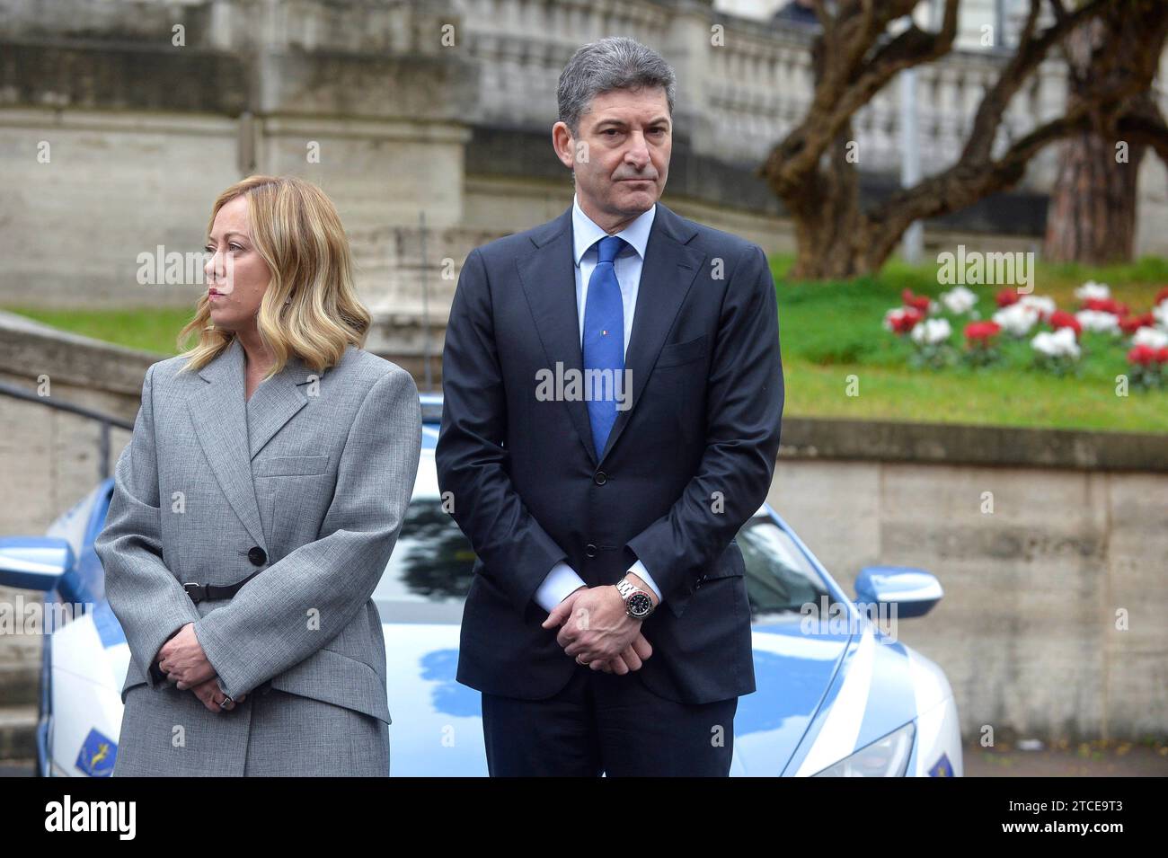 Italia, Roma, 12 de diciembre de 2023 : Ceremonia por la entrega de tres nuevos Lamborghini Urus a la Policía del Estado, en la imagen el Primer Ministro Giorgia Meloni y Vittorio Pisani, el Jefe de Policía. Foto © Stefano Carofei/Sintesi/Alamy Live News Foto de stock