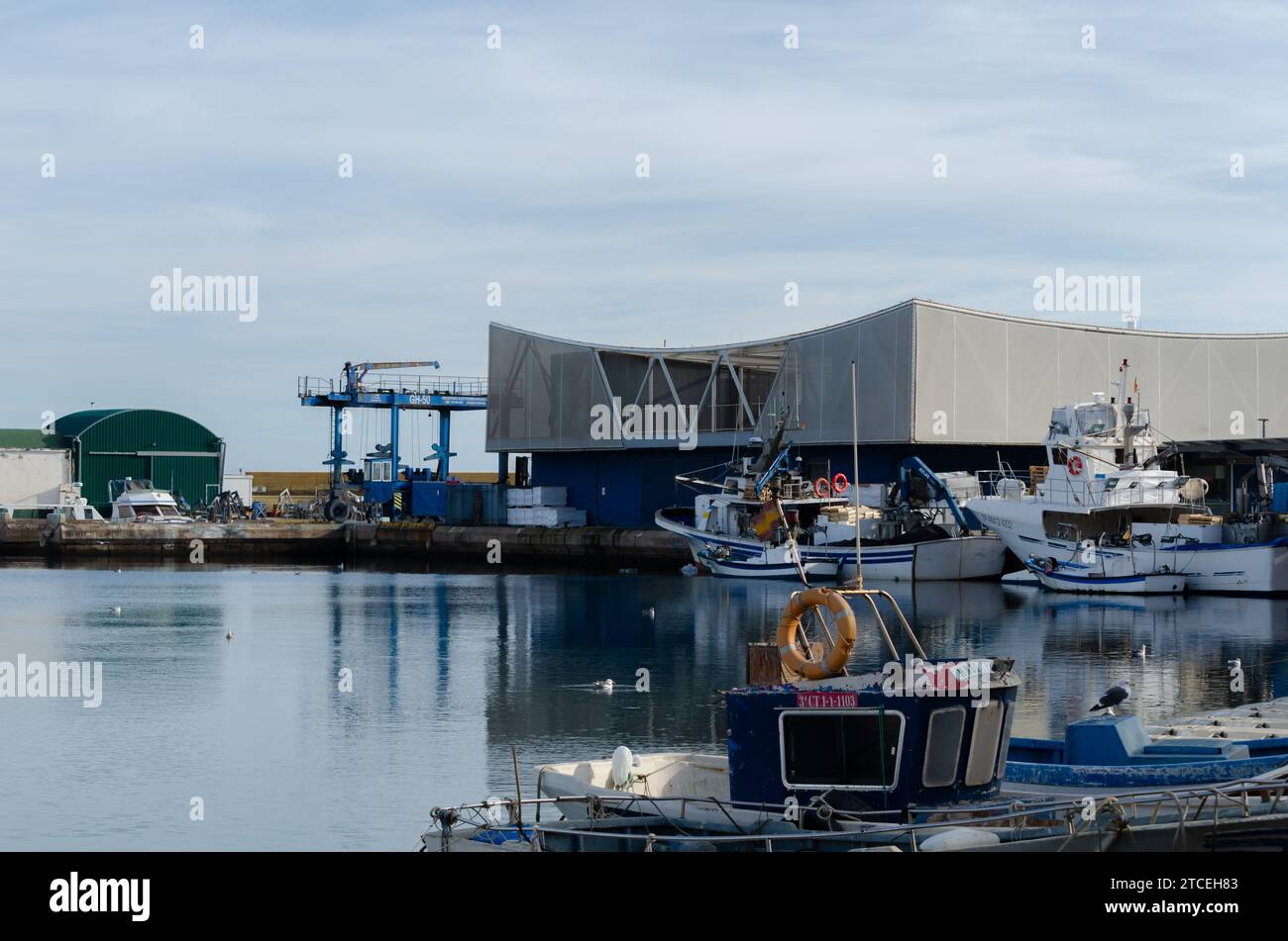 ROQUETAS DE MAR, ESPAÑA - 07 DE DICIEMBRE de 2023 La principal actividad del puerto es la pesca, pero los barcos recreativos y deportivos también pueden amarrar allí Foto de stock