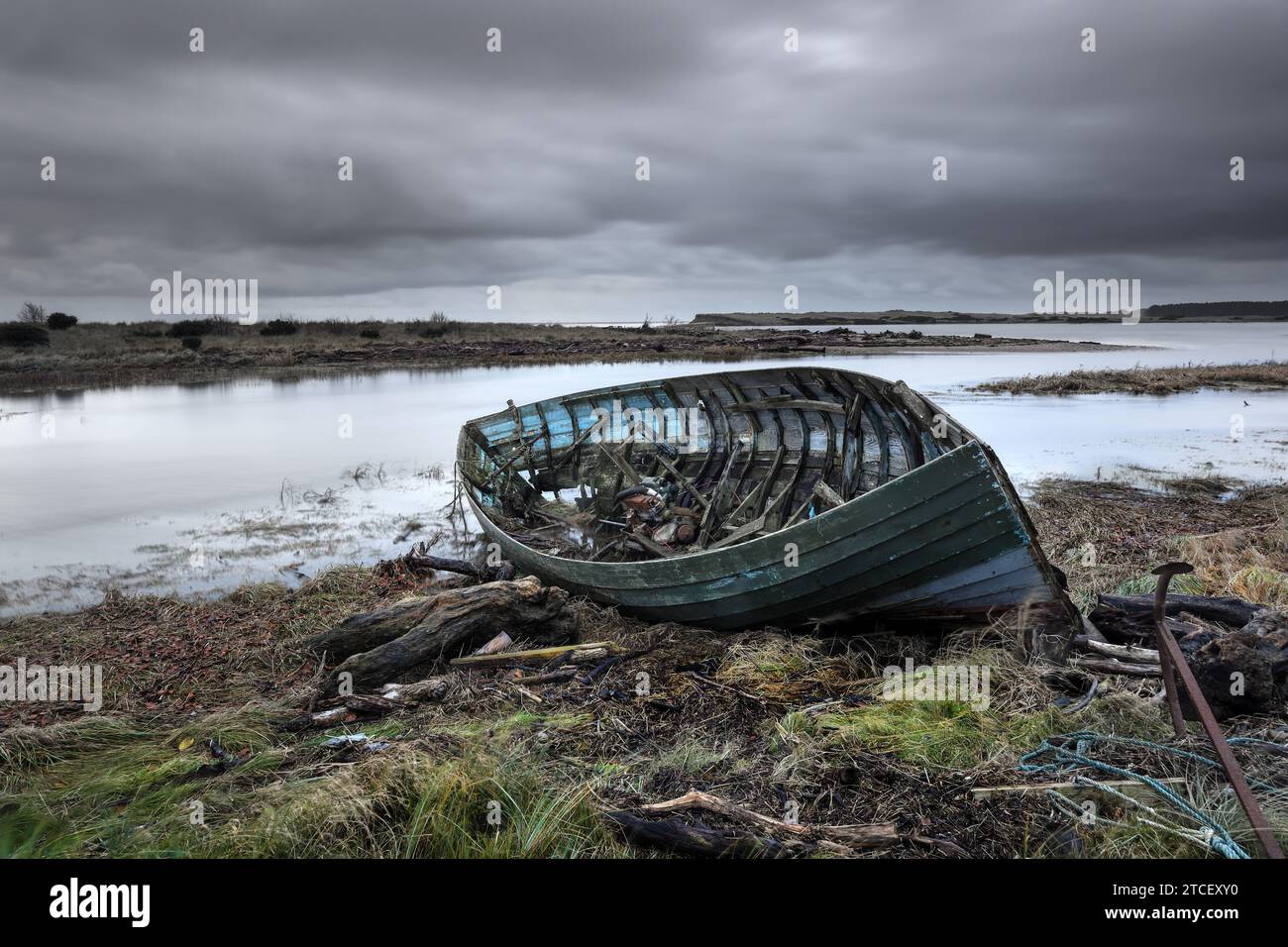 Un barco de pesca de madera abandonado en las dunas de arena en el estuario del río Esk, St Cyrus, Aberdeenshire, Escocia Foto de stock