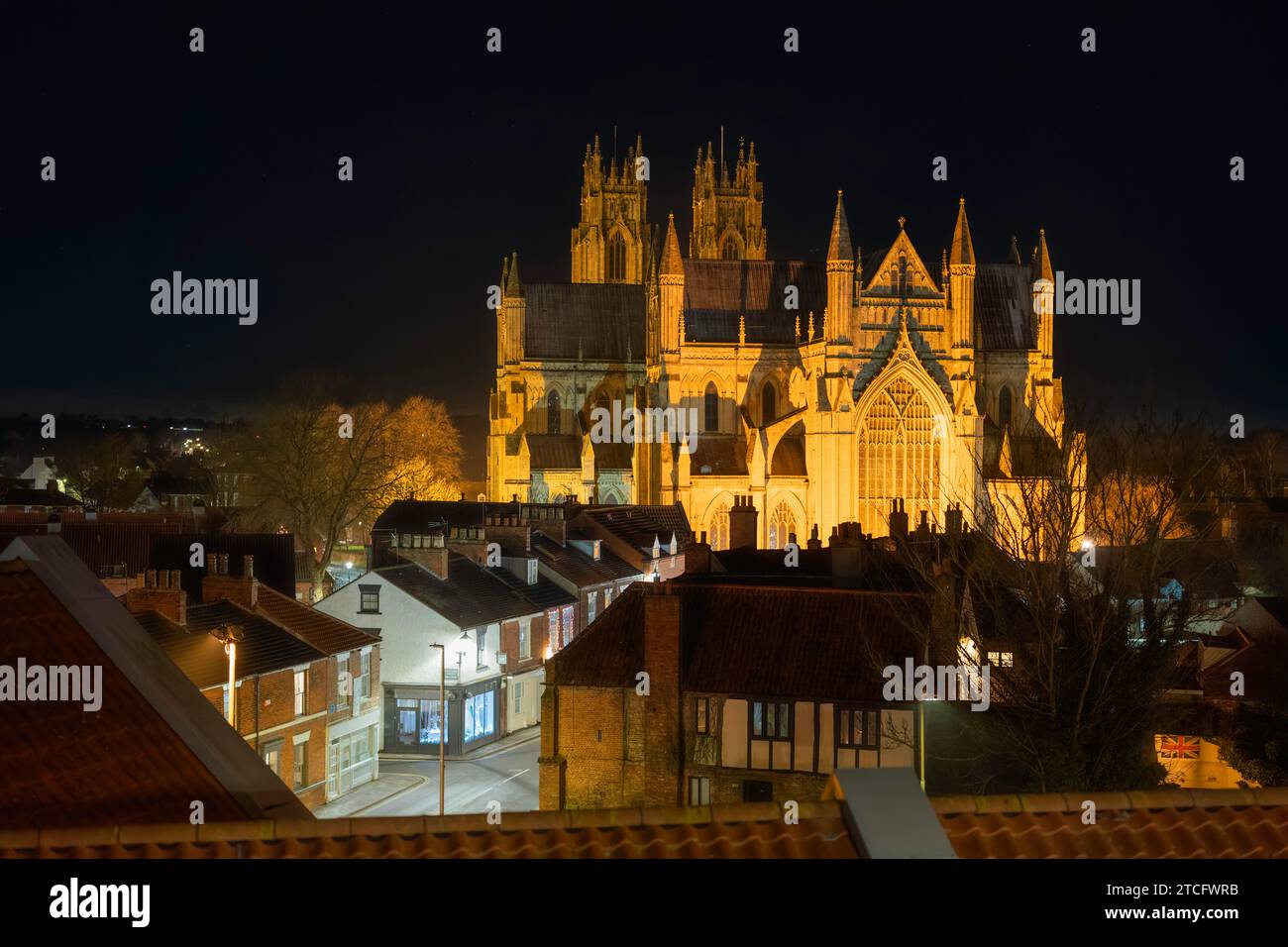 Vista nocturna de la antigua iglesia desde el punto elevado en el centro de la ciudad con luces de inundación en Beverley, Yorkshire, Reino Unido. Foto de stock