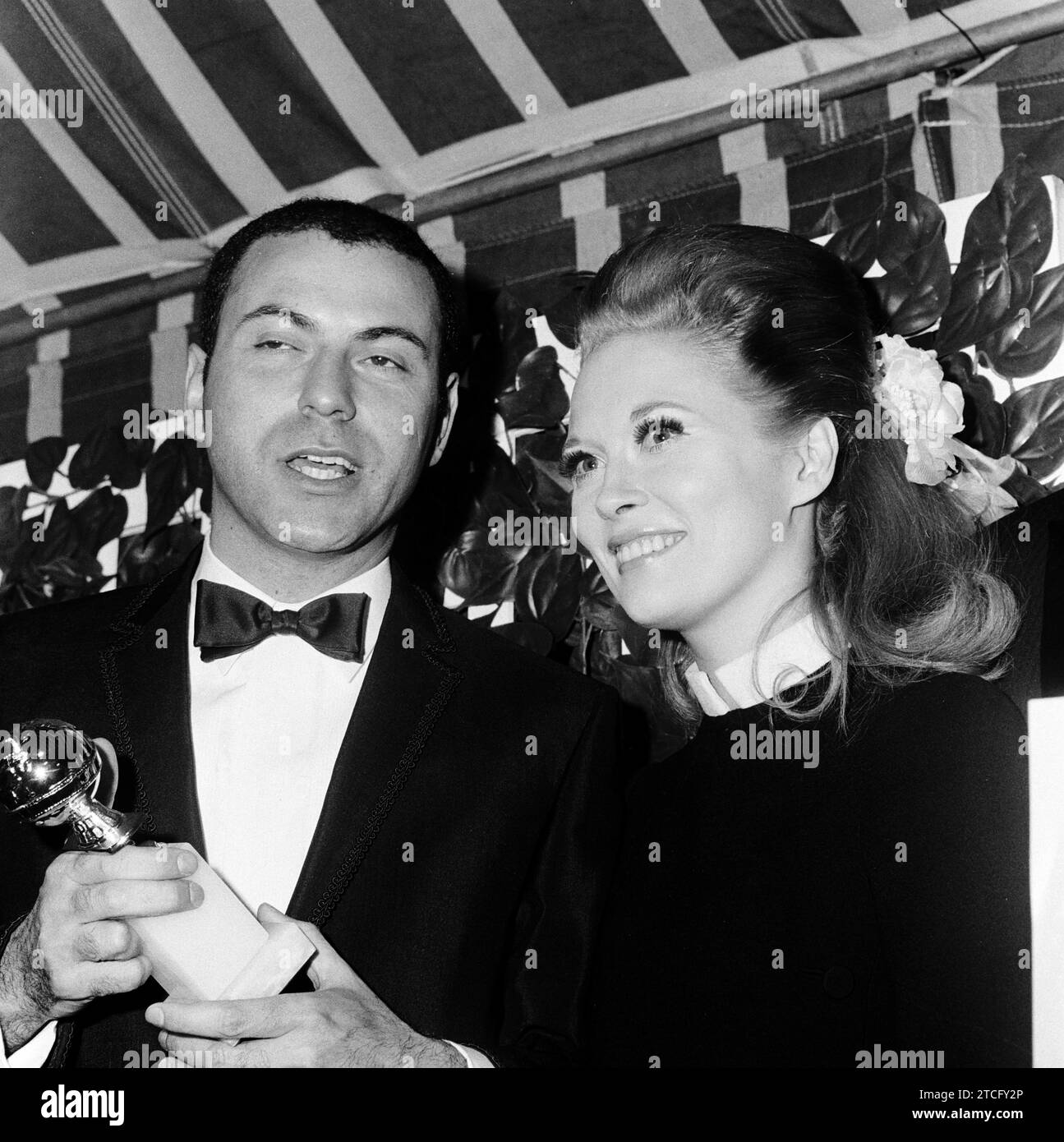 Alan Arkin (Mejor Actor) y Faye Dunaway en la 24ª edición de los Globos de Oro que se celebran en el Cocoanut Grove el 15 de febrero de 1967 (Referencia de Archivo n.º 34580-546THA) Foto de stock