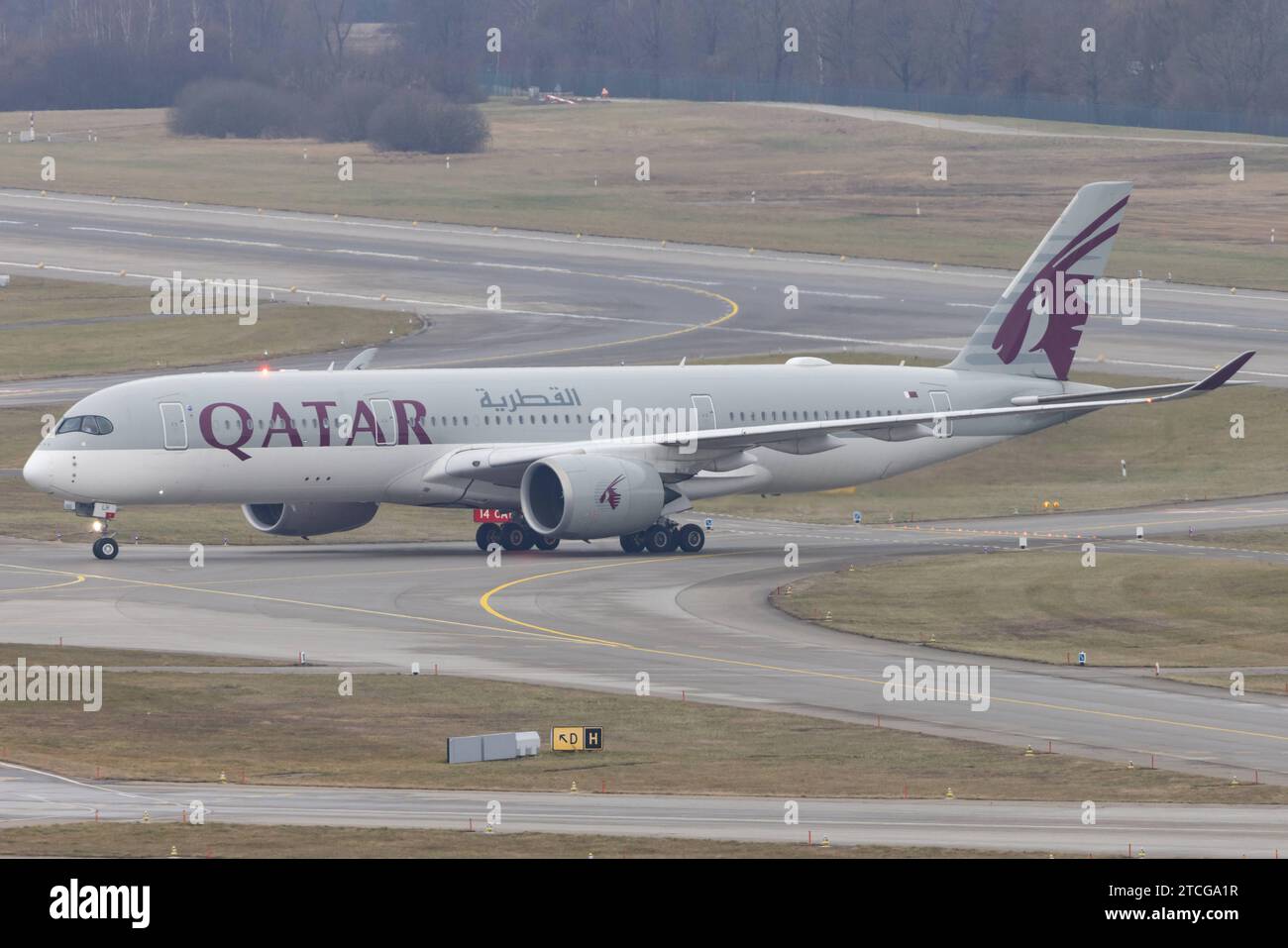 El Airbus A350-941 A359 der Fluglinie Qatar Airways QR / QTR se envía ...