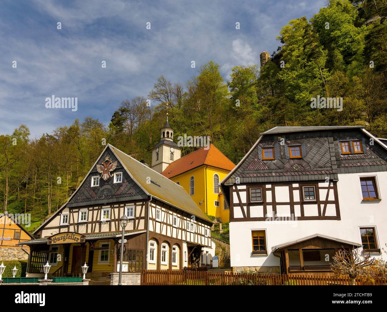 Casas de entramado de madera y pequeña iglesia de pueblo en una ladera, Umgebindehaeuser, Oybin, montañas de Zittau, Sajonia, Alemania Foto de stock