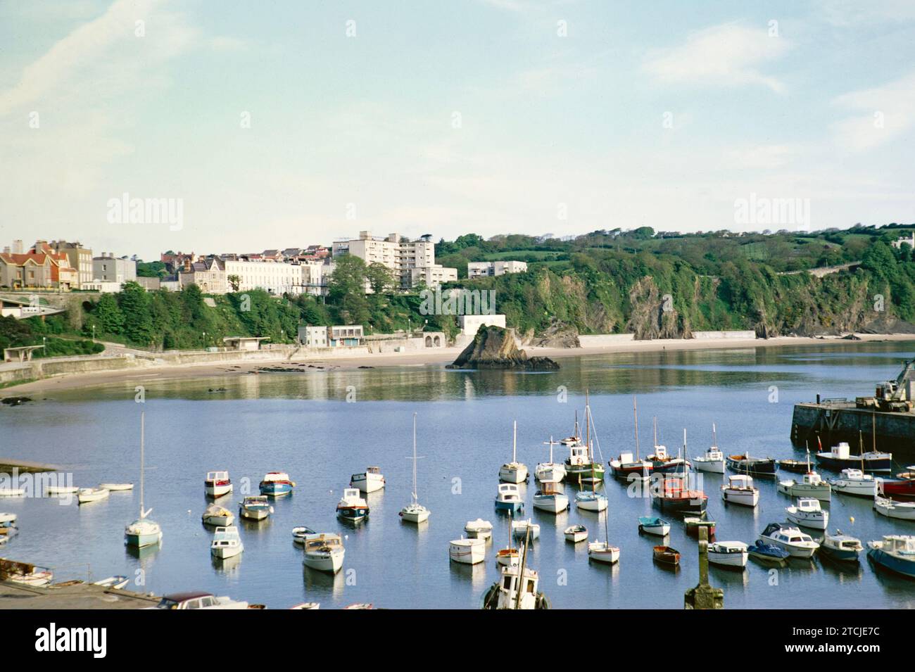 Barcos en el puerto, Tenby, Pembrokeshire, Gales, Reino Unido Mayo 1970 Foto de stock