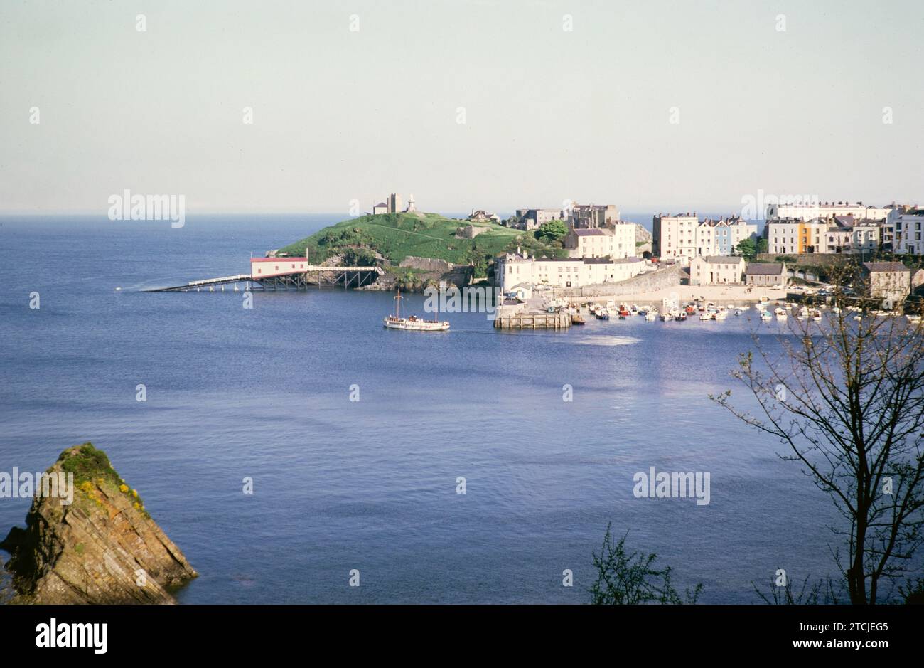 Puerto de Tenby, Tenby, Pembrokeshire, Gales, Reino Unido Mayo 1970 Foto de stock