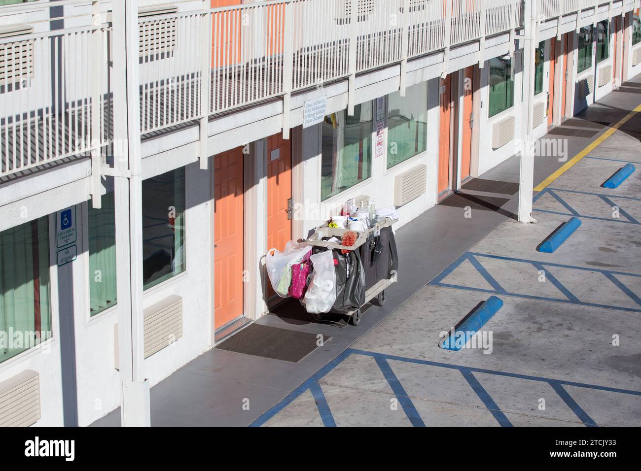 Equipos de limpieza profesional carro de herramientas dentro del pasillo  moderno Fotografía de stock - Alamy