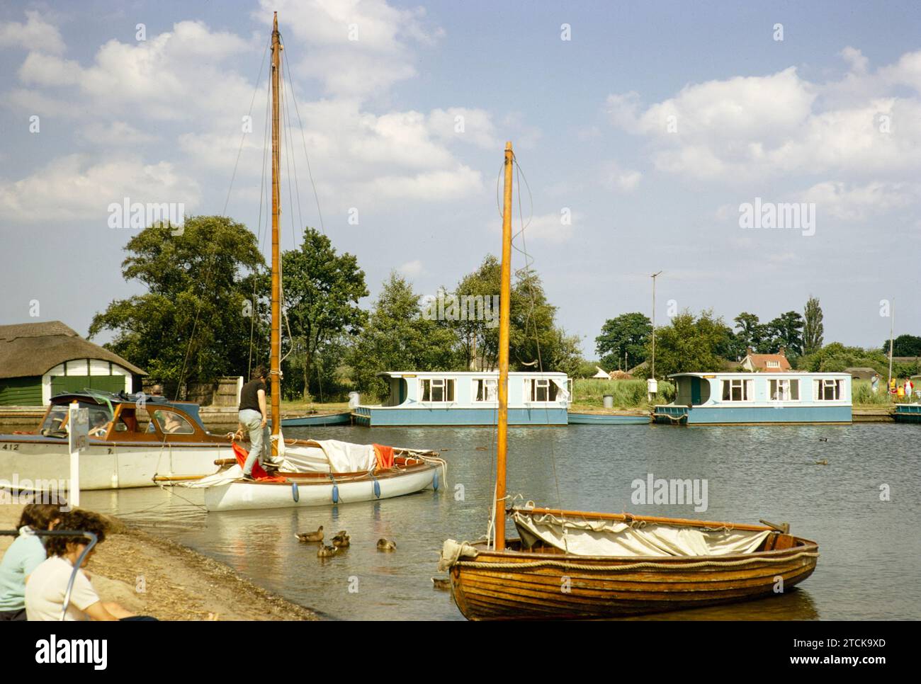 Barcos en Hickling, Hickling Broad, Norfolk Broads, Norfolk, Inglaterra, Reino Unido julio de 1970 Foto de stock