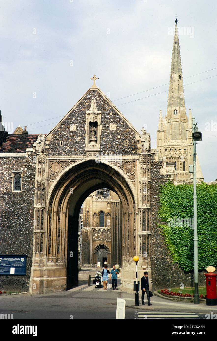 Entrada a la catedral de Erpingham Gate, Norwich, Norfolk, Inglaterra, Reino Unido Julio 1970 Foto de stock