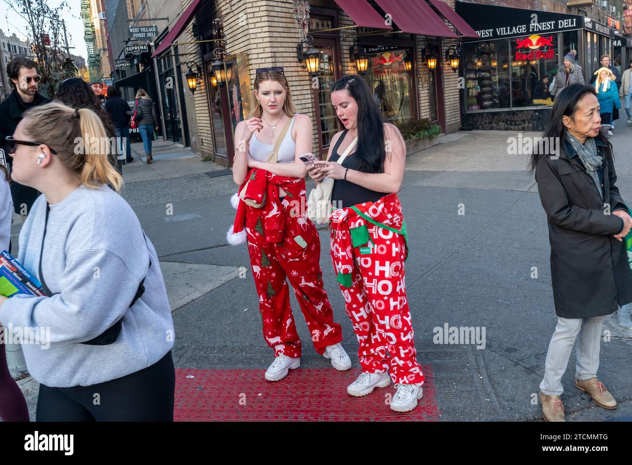 Cientos de Santas, acompañados por sus ayudantes y algunos elfos traviesos, invaden Manhattan en Nueva York para el rastreo anual de bares, SantaCon el sábado 19 de diciembre de 2023. SantaCon, principalmente un bar crawl en Santa y otros trajes relacionados con la Navidad, atrae a los máscaras que van de un bar a otro. (© Richard B. Levine) Foto de stock