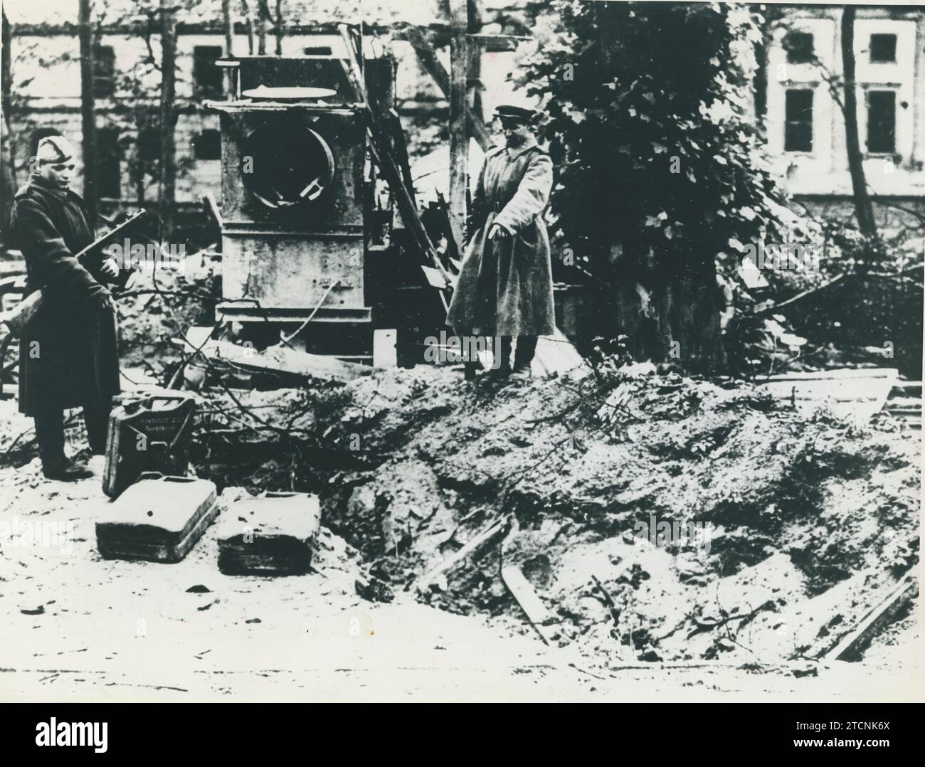 Berlín (Alemania), 29/04/1945. Soldados soviéticos posan frente a la pila de tierra donde Adolf Hitler se suicidó con Eva Braun, en la entrada del búnker. Crédito: Álbum / Archivo ABC Foto de stock