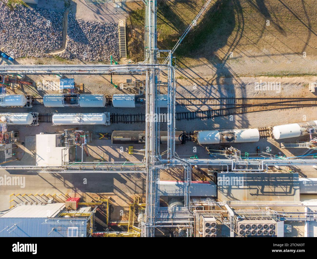 imágenes de drones de una gran fábrica de fabricación farmacéutica con muchas tuberías, ángulos fríos y sombras interesantes. Foto de stock