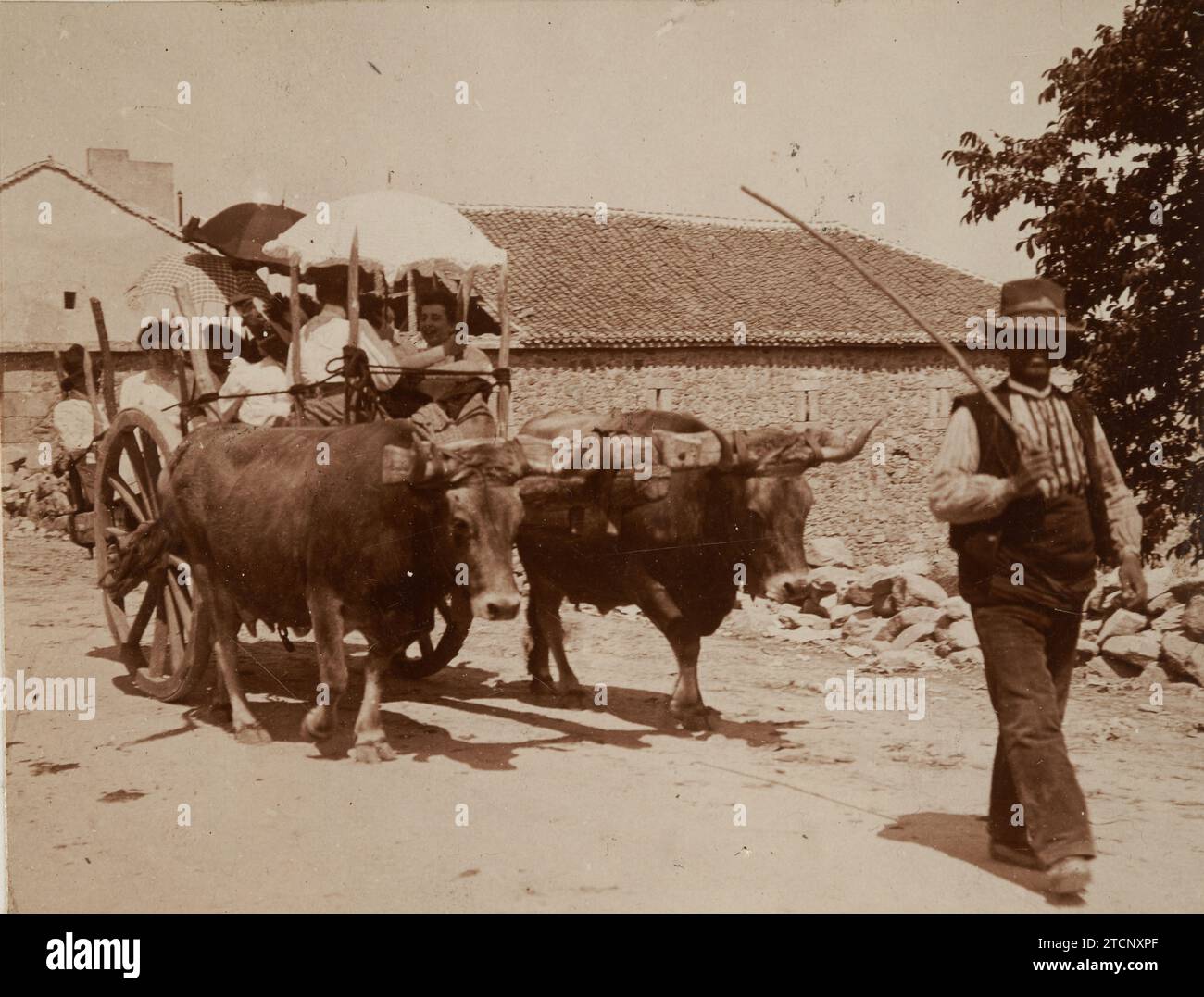 San Rafael (Segovia), 16/09/1906. Excursionistas en su camino a las montañas en un carrito de bueyes. Crédito: Álbum / Archivo ABC / Aguilar Foto de stock