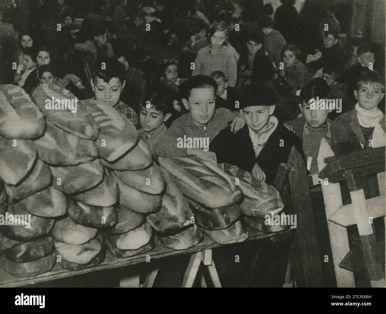 Francia, 20/06/1937. Los pequeños refugiados españoles que han llegado recientemente al campamento de La Palisse, desde donde partirán en grupos hacia su alojamiento final. Crédito: Álbum / Archivo ABC Foto de stock