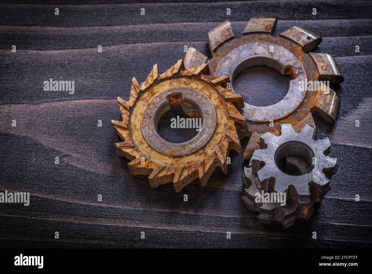 Antiguo cortador rotatorio en concepto de construcción de tablero de madera vintage Foto de stock