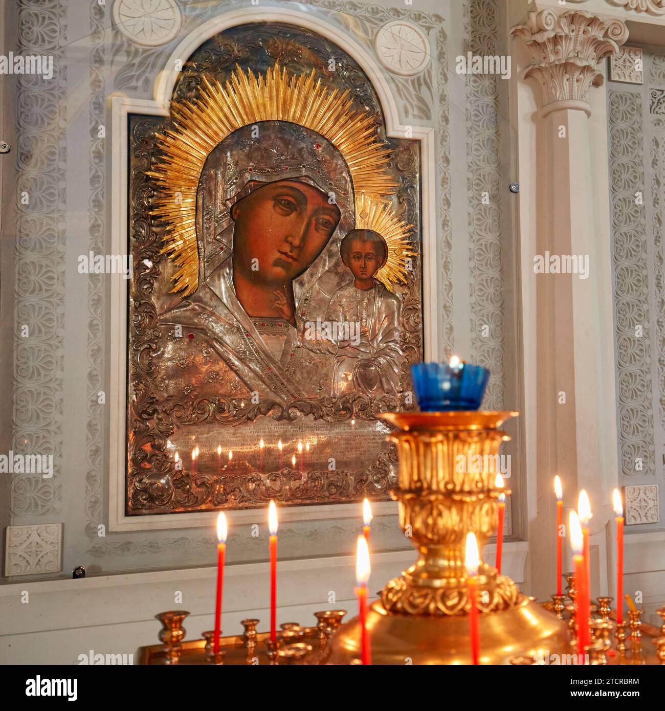 Icono de Nuestra Señora de Kazán (Madre de Dios de Kazán) consagrado en la Iglesia de la decapitación de Juan Bautista por Bohr. Moscú, Federación de Rusia. Foto de stock
